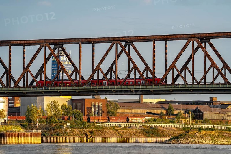 The railway bridge Duisburg-Hochfeld-Rheinhausen, over the Rhine, regional trains and many goods trains cross the Rhine here, from 1950, steel truss bridge, Duisburg, North Rhine-Westphalia, Germany, Europe