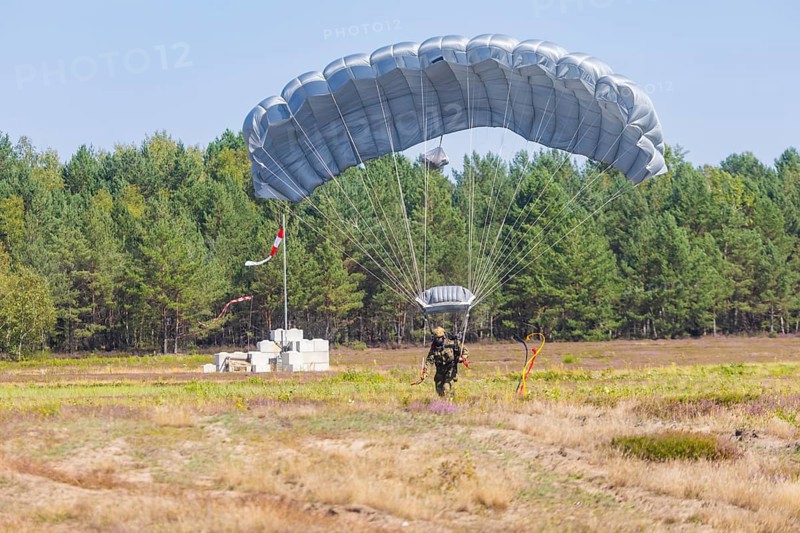 The Oberlausitz military training area opened its Tor tor to thousands of visitors for the Open Day at the Oberlausitz military training area to give them an insight behind the scenes of the Bundeswehr in Saxony. The soldiers present a variety of large and small equipment and impressively demonstrate what they are capable of. High-precision paratrooper jumps, open day at the Oberlausitz military training area, Weißkeißel, Saxony, Germany, Europe