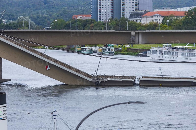 In the early hours of the morning, a section of the Carola Bridge collapsed for unknown reasons. Over a length of around 100 metres, the section on which the trams normally run has collapsed into the Elbe. The area is cordoned off, partial collapse of the Carola Bridge in Dresden, further bridge sections are in acute danger of collapsing, Dresden, Saxony, Germany, Europe