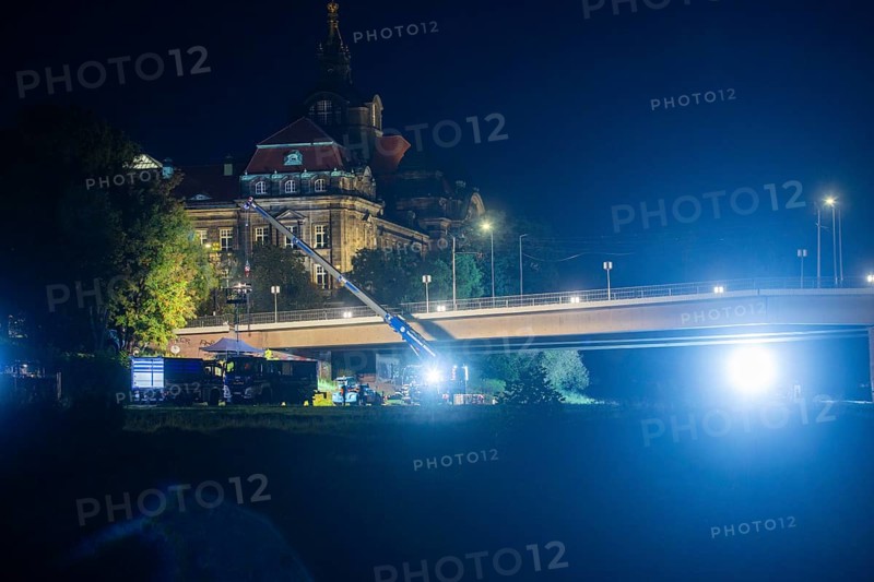 In the early hours of the morning, a section of the Carola Bridge collapsed for unknown reasons. Over a length of around 100 metres, the section on which the trams normally run has collapsed into the Elbe. The area has been cordoned off. The THW (German Federal Agency for Technical Relief) during safety work at night, Partial collapse of the Carola Bridge in Dresden, further bridge sections are in acute danger of collapsing, Dresden, Saxony, Germany, Europe
