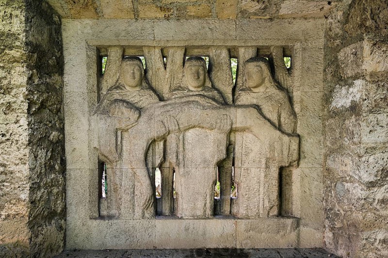 Relief in wall, 3 woman holding the dead Jesus, Mary, Christian art, garden of St John's Church, Protestant church, place of worship, at the foot of the Swabian Alb, Unterhausen, Lichtenstein, district of Reutlingen, Baden-Württemberg, Germany, Europe