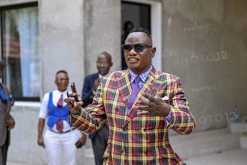 Sapeur, member of the Société des Ambianceurs et des Personnes élégantes (SAPE), society of entertainers and stylish people, Brazzaville, Republic of Congo