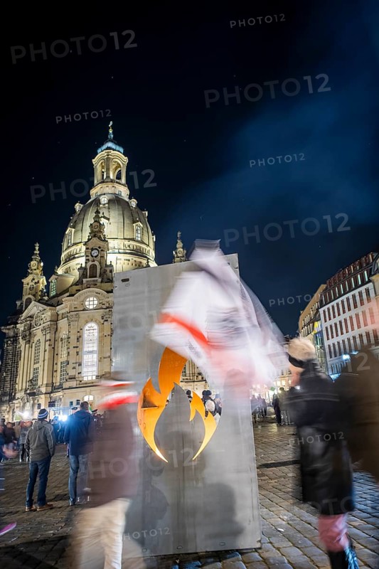 To mark 13 February and the destruction of Dresden in the Second World War, the small right-wing extremist party Freie Sachsen organised a demonstration and marched through the centre of Dresden in front of the Church of Our Lady with revanchist and fantasy flags and loudspeakers. They distorted historical facts, voiced conspiracy theories and shouted slogans that jeopardised the rule of law, Dresden, Saxony, Germany, Europe