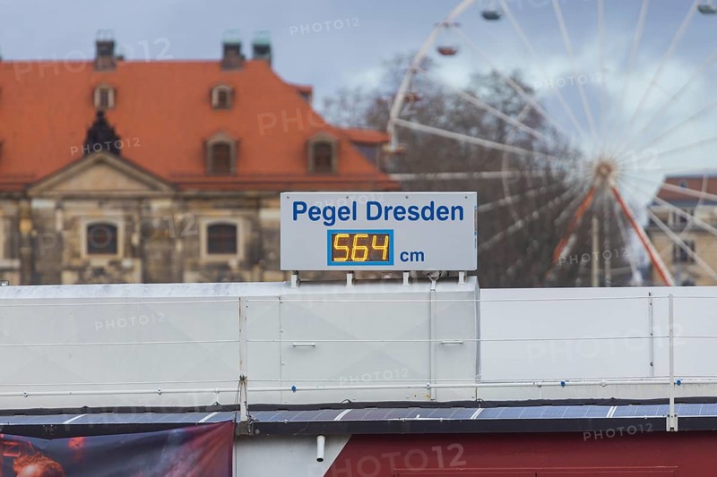 Due to the heavy precipitation in the form of snow and rain, alert level 3 has been declared on the Elbe in Dresden. The maximum level is expected to be 6.37 metres on 29.12.2023. The Terrassenufer was closed due to flooding and the first flood protection barriers were installed. Level 5.64 metres at the Augustus Bridge, Dresden, Saxony, Germany, Europe
