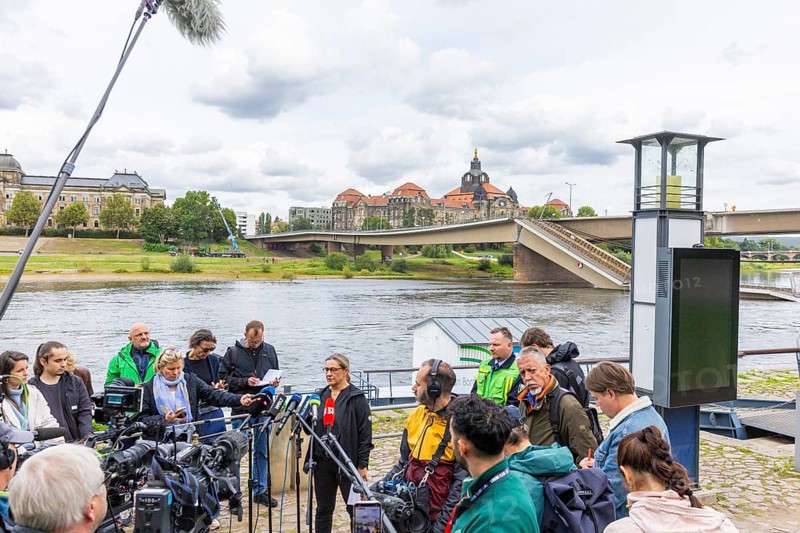 In the early hours of the morning, a section of the Carola Bridge collapsed for unknown reasons. Over a length of around 100 metres, the section on which the trams normally run has collapsed into the Elbe. The area has been cordoned off. Barbara Kniffka, press spokeswoman for the city of Dresden and Michael Klahre, head of operations and press spokesman for the Dresden fire brigade, partial collapse of the Carola Bridge in Dresden, further bridge sections are in acute danger of collapsing, Dresden, Saxony, Germany, Europe