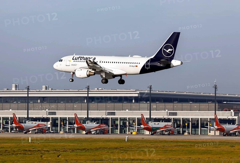 Landing of a Lufthansa Airbus A319 at BER Berlin Brandenburg Airport, Schönefeld, 13 November 2020
