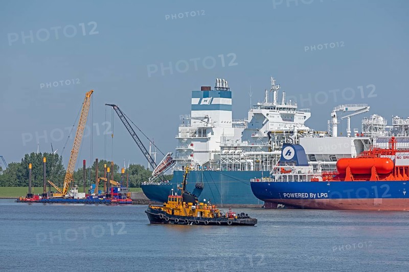 Ships, tugs, cranes, harbour, Elbe, Brunsbüttel, Schleswig-Holstein, Germany, Europe