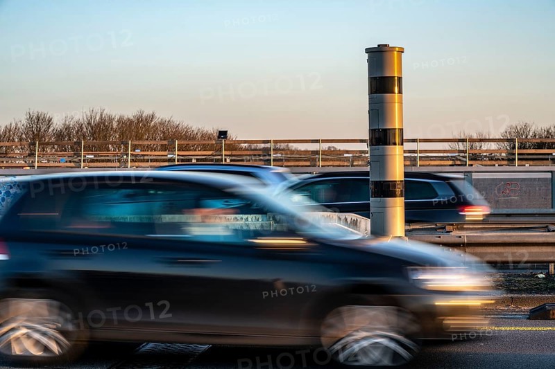 Speed camera, radar speed monitoring, on the A40 motorway, on the Neuenkamp Rhine bridge, Duisburg, North Rhine-Westphalia, Germany, Speed camera, radar speed monitoring, POLISCAN measuring system, on the A40 motorway, on the Neuenkamp Rhine bridge, Duisburg, North Rhine-Westphalia, Germany, Europe