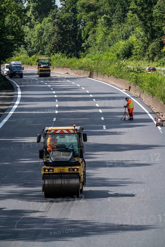 Renewal of the road surface on the A40 motorway between the Kaiserberg junction and Mülheim-Heißen, in the direction of Essen, over a length of 7.6 kilometres, with whisper asphalt, so-called open-pored asphalt, 10-day closure of the motorway, North Rhine-Westphalia, Germany, Europe