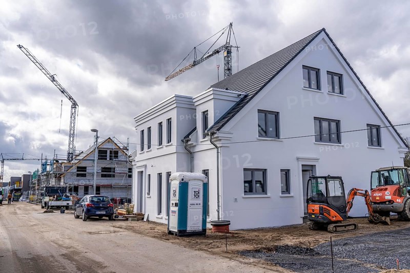 New development district, around 140 detached and semi-detached villas being built in the south of Duisburg, various property developers, shells, construction work, North Rhine-Westphalia, Germany, Europe