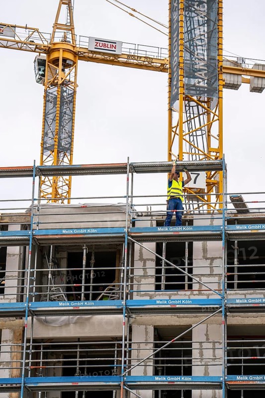 Large construction site, in Düsseldorf, construction of condominiums, shell construction, scaffolding, North Rhine-Westphalia, Germany, Europe