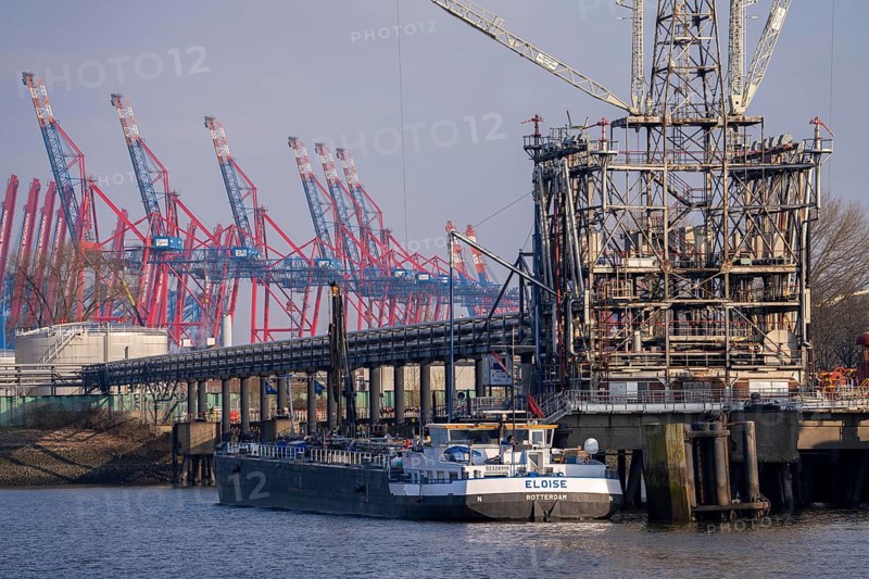 Port of Hamburg, Elbe, shipping traffic, Ölfleethafen, tankers, cranes of the Eurogate Container Terminal, Hamburg, Germany, Europe