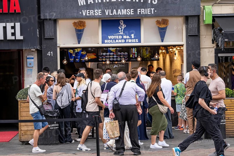 Mannekenpis, popular chip shop, chip shop, Verse Vlaamse Friet, Damrak shopping street, tourists, visitors, Amsterdam, Netherlands