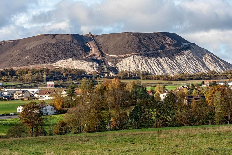 Monte Kali, overburden mountain with conveyor belt, conveyor belt, potash plant K & S, potash and salt mine, potash mountain or potash sand scarp with cross, summit cross, overburden dump, mountain of rock salt, anhydrite and clay, Neuhof, Fulda, Hesse, Germany, Europe