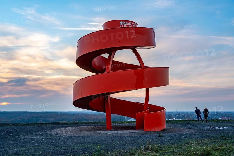 Sculpture Haldenzeichen, observation tower, Humbert spoil tip, part of the Lippepark in Hamm, 5 spoil tips were connected to form a kind of leisure landscape area, view of the Werne-Stockum power station, gas-fired power station, part of the capacity reserve, Hamm, North Rhine-Westphalia, Germany, Europe