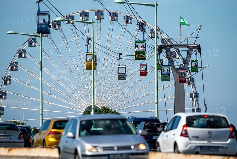 Rhine cable car, cabin over the Rhine, Ferris wheel at the zoo, car traffic on the zoo bridge, Cologne, North Rhine-Westphalia, Germany, Europe