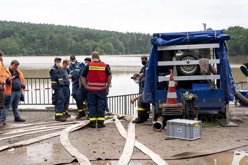Flood in North Rhine-Westphalia, Steinbachtalsperre in the district of Euskirchen, the dam threatened to break, THW and fire brigade in action, pumping out the reservoir to reduce the pressure on the dam wall, North Rhine-Westphalia, Germany, Europe