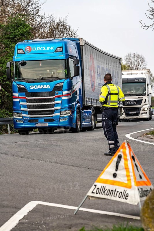 Joint inspection by customs and police, on the A3 motorway towards Cologne, at the Stindertal service area, focus on smuggling, theft, drug and smuggling crime, customs violations and illegal tuning, North Rhine-Westphalia, Germany, Europe