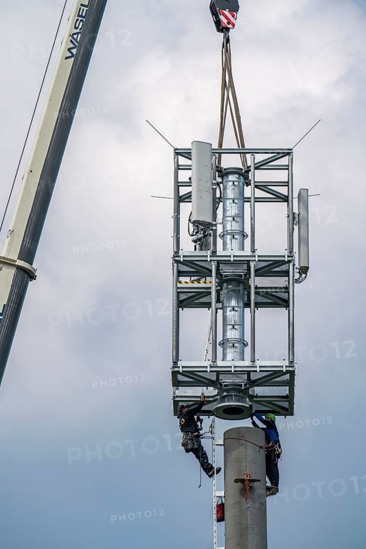 Installation, construction of a 5G mobile phone transmitter, mast for fast mobile internet, Düsseldorf, North Rhine-Westphalia, Germany, Europe