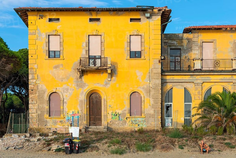 Facade of an old bathhouse, architecture, building, dilapidated, property, empty, nobody, vacancy, crisis, property crisis, Italy, Europe