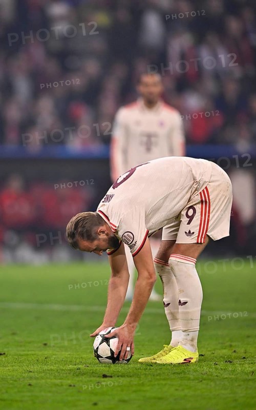 Harry Kane FC Bayern Munich FCB (09) takes the ball for a penalty kick, Champions League, Allianz Arena, Munich, Bayern, Germany, Europe