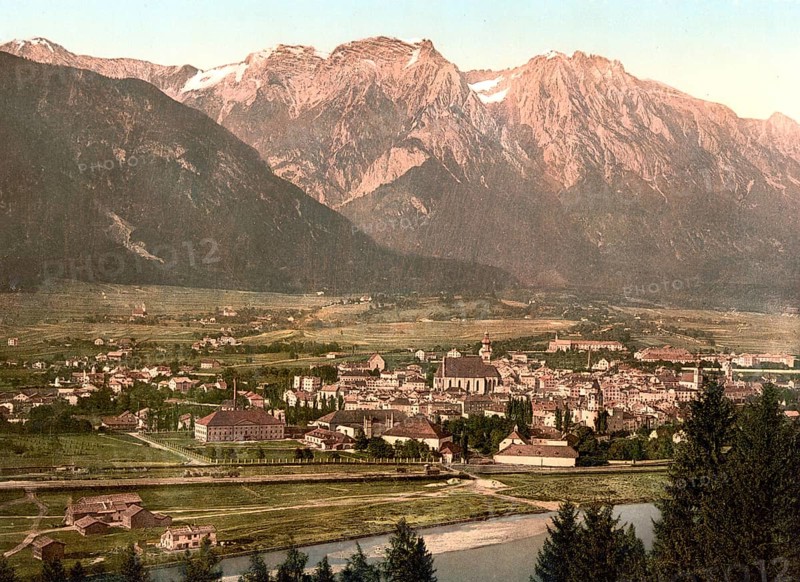 Der untere Inn, das Dorf Hall und der Berg Bettelwurfspitze, Tyrol, ehemals Österreich-Ungarn, jetzt Österreich, um 1890, Historic, digitally restored reproduction from a 19th century original The lower Inn, village of Hall and the mountain Bettelwurfspitze, Tyrol, former Austro-Hungary, now Austria, 1890, Historic, digitally restored reproduction from a 19th century original