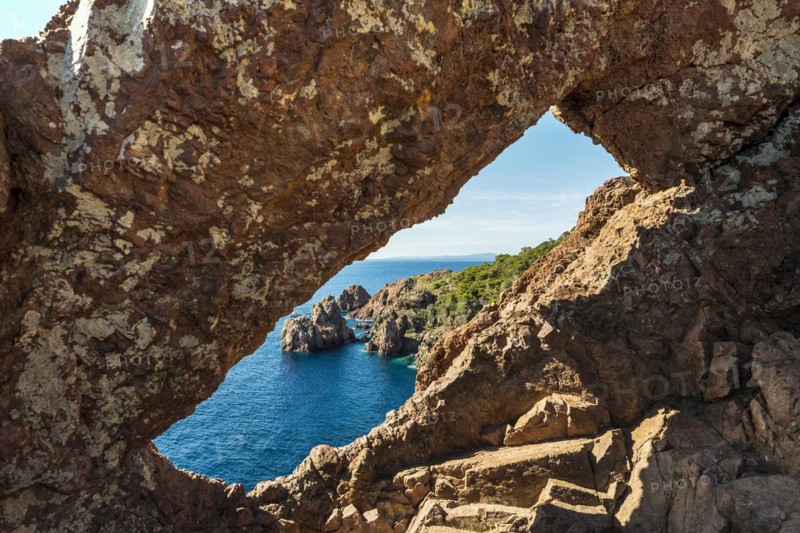 Coast and red rocks, Cap du Dramont, Massif de l'Esterel, Esterel Mountains, Département Var, Région Provence-Alpes-Côte d'Azur, France, Europe