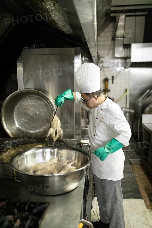 An assistant chef cooks salt ducks at the Mei Yuan restaurant in the Jinlin Hotel, Nanjing, China, Asia