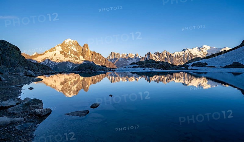 Evening mood, mountain landscape at sunset, alpenglow, water reflection in Lac Blanc, mountain peak, Aiguille Verte, Grandes Jorasses, Aiguille du Moine, Mont Blanc, Mont Blanc massif, Chamonix-Mont-Blanc, Haute-Savoie, France, Europe
