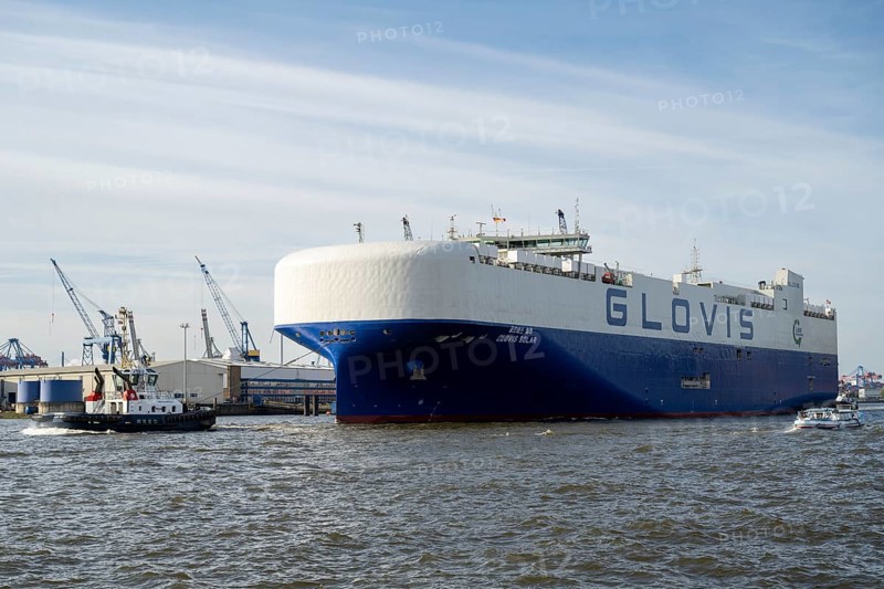 Pilot boat pulls Chinese ship Glovis into harbour, Glovis Solar, vehicle transporter, Elbe, Hamburg, Germany, Europe