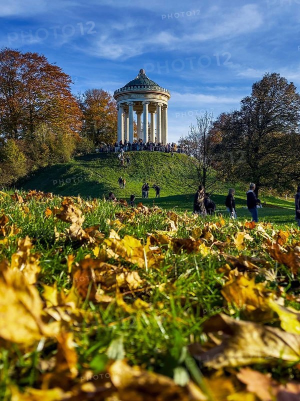 Autumn atmosphere in the English Garden, Monopteros, Munich, Bavaria, Germany, Europe