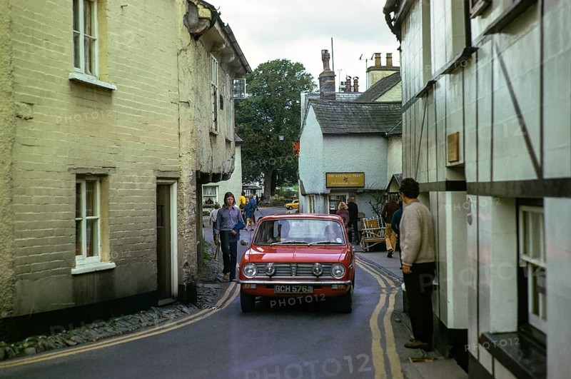 Enge Straße im Dorf Hawkshead, Cumbria, England, UK September 1973