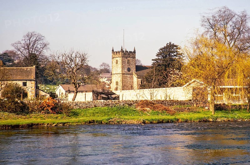 Dorfkirche am Fluss Wye, Ashford in the Water, Ashford-in-the-Water, Peak-District-Nationalpark, Derbyshire, England, UK April 1974