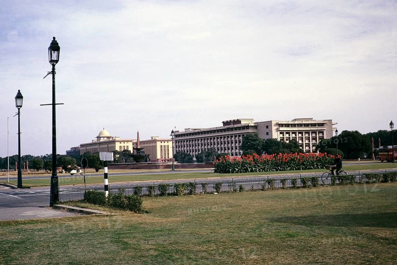 Gelände und Gärten rund um das Regierungsgebäude Rail Bhawan, Bereich Rajpath, Neu-Delhi, Indien 1964