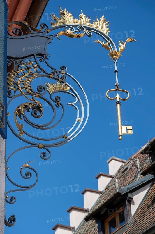Historic nose plate with golden key, Auf dem Hof 8, Endingen, Baden-Württemberg, Germany, Europe