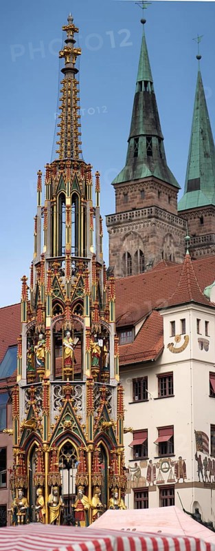 The Beautiful Fountain and behind it the towers of St Sebald's Church, Nuremberg, Middle Franconia, Bavaria, Germany, Europe