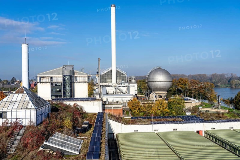 Municipal sewage treatment plant on Salierweg in the north of Bonn, directly on the Rhine, treats the wastewater from over 20 districts of Bonn, with sewage sludge incineration plant, North Rhine-Westphalia, Germany, Europe