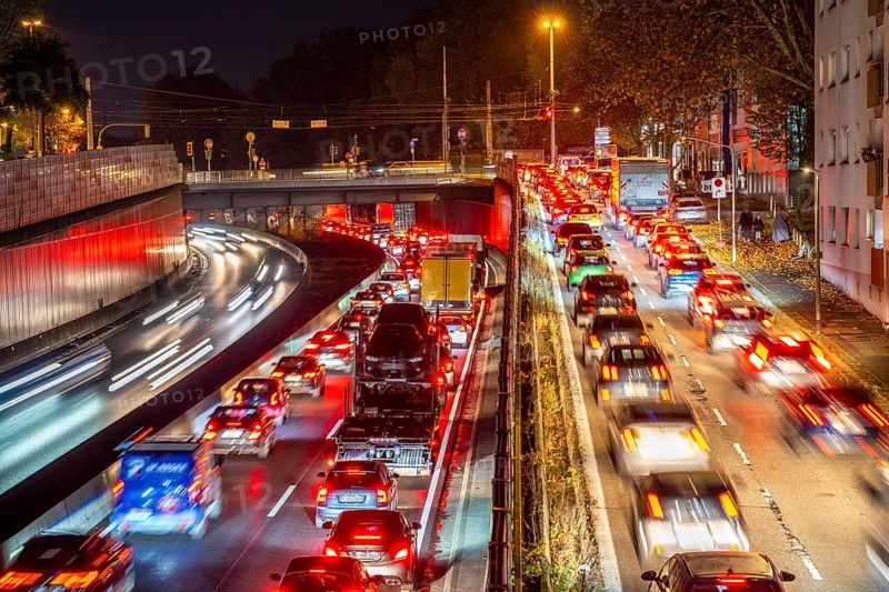 Evening traffic, partly with congestion, slow-moving traffic on the A40 motorway, traffic jam heading east, after a serious traffic accident, with full closure of the directional lanes, road users try to avoid via inner-city roads, exit Essen-Huttrop, North Rhine-Westphalia, Germany, Europe