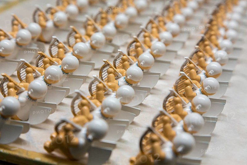 Angel figurines drying between different stages of painting, in the Wendt & Kühn world in Grünhainichen, Erzgebirge, Saxony, Germany, Europe