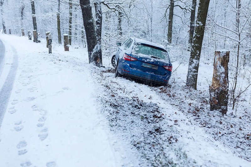 Car involved in an accident, car left the road on a bend due to snow and ice, Spitzgrund Coswig, Saxony, Germany, Europe