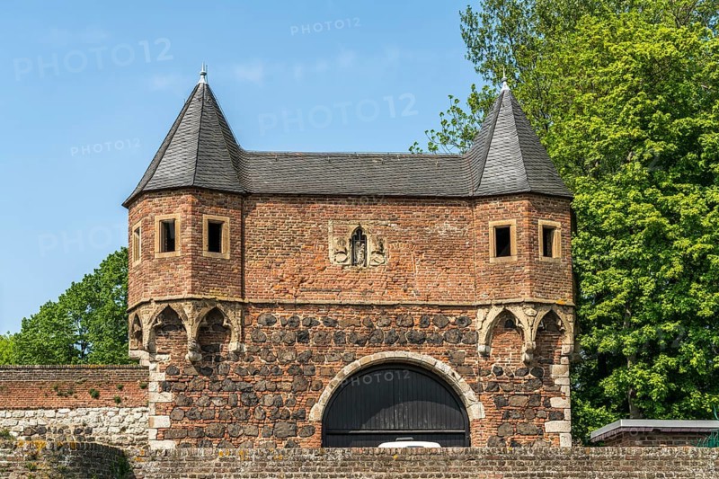 South gate and town wall in the town of Zons, Dormagen, Lower Rhine, North Rhine-Westphalia, Germany, Europe