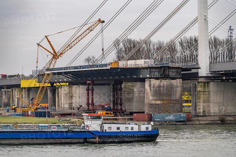 Demolition of the old Rhine bridge Neuenkamp, the A40, behind the first of 2 new bridges, which is already in operation, currently the last metres of the old bridge are being demolished, in DU-Neuenkamp there are still about 30 metres of bridge body, here the 2nd new bridge is being built, Rhine navigation, Duisburg, North Rhine-Westphalia, Germany, Europe