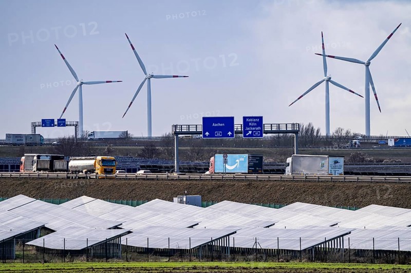 20 MWp ground-mounted photovoltaic system, from RWE, with over 36600 solar modules, in a 200 metre long strip of land, over 1 km long, along the A44 motorway near Bedburg, at the Jackerath junction, recultivated open-cast mining site, wind farm north of Titz, North Rhine-Westphalia, Germany, Europe