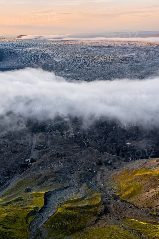 Fog, clouds moving around, glacier ice of the Kötlujökull glacier tongue at sunset, Myrdalsjökull glacier, Pakgil, Iceland, Europe
