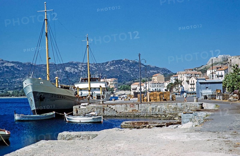 Frachtschiff-Frachter am Kai im Hafen von Calvi, Korsika, Frankreich, Ende der 1950er Jahre