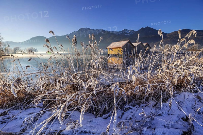 Boat huts, icy shore, lake, morning light, fog, snow, winter, mountains, Lake Kochel, Schlehdorf, behind Herzogstand, Heimgarten, Alpine foothills, Bavaria, Germany, Europe