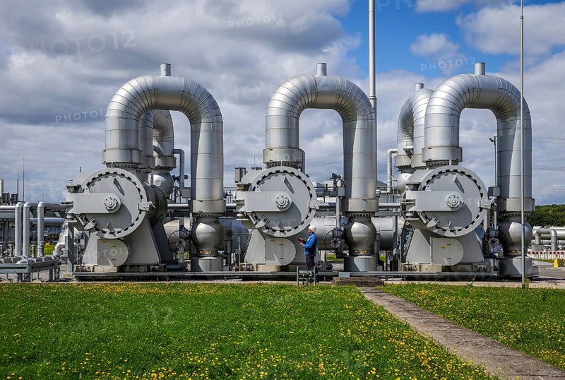 Werne, North Rhine-Westphalia, Germany, compressor station for natural gas and, in future, hydrogen. Open Grid Europe will use its H2 training line to train engineers and tradespeople to become experts in handling hydrogen in the long-distance gas grid. The OGE compressor station in Werne is the central hub in the German natural gas grid. At around 25 billion cubic metres per year, around a quarter of the natural gas consumed in Germany flows through the Werne compressor station. The natural gas flows into the station from northern Germany, the North Sea and the Netherlands via five large entry pipelines. After the gas has been purified, it is compressed by eleven compressors driven by gas turbines with a total drive power of approx. 160, 000 kW. With outlet pressures of up to 100 bar, the gas flows leave the station via eight outlet pipes and are distributed throughout Germany in all directions, Europe