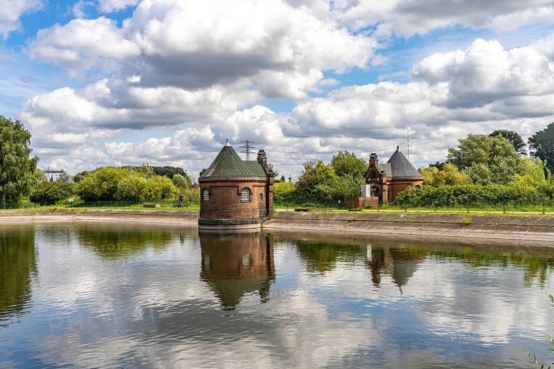 Historic slide gate house and filtration basin, Wasserkunst Kaltehofe, Kaltehofe Island, Hamburg-Rothenburgsort, Hamburg, Germany, Europe