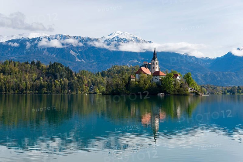 Church on an island, reflected in the calm lake, with mountain scenery in the background, Bled Island with St Mary's Church, Lake Bled, Lake Veldes, Blejsko jezero, Bled, Veldes, Feldes, Upper Carniola region, Gorenjska, Slovenia, Balkans, Europe