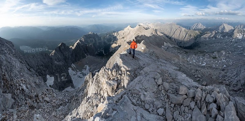 Mountaineers on a steep rocky ridge, impressive mountain landscape, view of the Höllental and the Alpspitze from the Jubiläumsgrat, in the evening light Zugspitze, Wetterstein range, Bavaria, Germany, Europe
